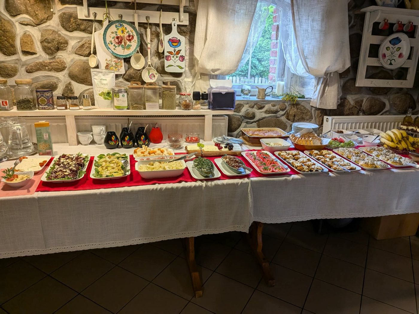 Wspólny stół pełen kolorowych, świeżych potraw